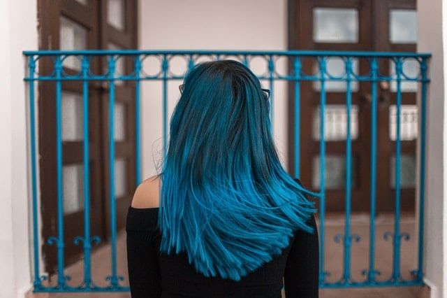 How to dye your hair blue black at home.
